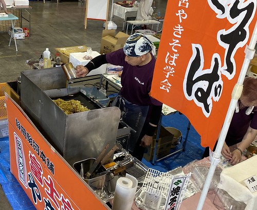 お隣で焼きそばをやいてくれるおとうちゃん！（第五回いはらマルシェ）